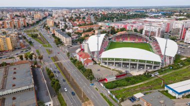 Romanya 'nın Arad kentindeki UTA stadyumunun hava manzarası çok güzel. Fotoğraf, yüksek irtifada bir drondan çekildi. Stadyum ve manzarada haykıran sokaklar vardı..