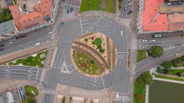 Çömelmiş bir şehirde trafik kavşağının en iyi görüntüsü. Fotoğraf bir İHA 'dan çekilmiş. Kamerası aşağıya doğru çevrilmiş..