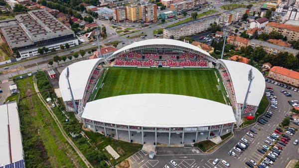 ルーマニアのアラド市にあるUtaスタジアムの空中ビュー スタジアムと下の通りの高台にあるドローンから撮影された写真です — ストック写真