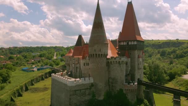 从空中俯瞰罗马尼亚Hunedoara的Hunyad城堡 城堡是在俯瞰城堡的过程中被无人驾驶飞机击中的 — 图库视频影像