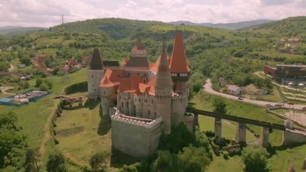 Luchtfoto Van Hunyad Kasteel Hunedoara Roemenië Het Kasteel Werd Beschoten — Stockvideo