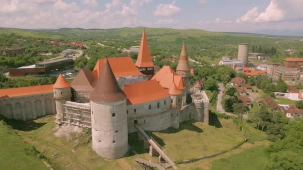 Αεροφωτογραφία Του Κάστρου Hunyad Στην Hunedoara Της Ρουμανίας Κάστρο Πυροβολήθηκε — Αρχείο Βίντεο