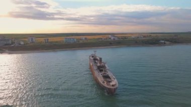 Romanya 'nın Costinesti plajının yanındaki Karadeniz' de paslı bir gemi enkazının insansız hava aracı görüntüleri. İHA 'dan çekilen hava görüntüsü ileri doğru uçarken ve enkaza yakınlaşırken çekilmiş..