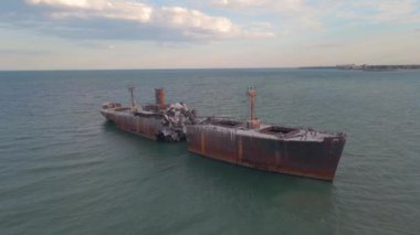 Romanya 'nın Costinesti plajının yanındaki Karadeniz' de paslı bir gemi enkazının insansız hava aracı görüntüleri. İHA 'dan çekilen hava görüntüsü ileri doğru uçarken ve enkaza yakınlaşırken çekilmiş..