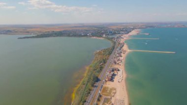 Plajın sol tarafında Techirghiol Gölü ve sağ tarafında Karadeniz olan Eforie sahilindeki bir drondan çekilen hava görüntüsü. Deniz ve göl arasında bir kara parçası.