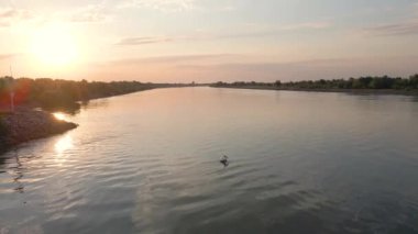 Tuna 'nın deltasındaki hava görüntüleri, gün doğumunda ve uçan bir pelikanı takip ederken bir drondan çekildi. Görüntü daha düşük bir irtifada, ağaç seviyesinde, güneş ışıldarken çekildi..