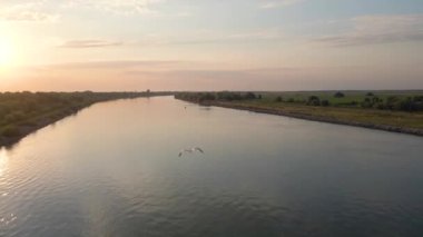 Tuna 'nın deltasındaki hava görüntüleri, gün doğumunda ve uçan bir pelikanı takip ederken bir drondan çekildi. Görüntü daha düşük bir irtifada, ağaç seviyesinde, güneş ışıldarken çekildi..
