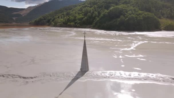 罗西亚蒙大拿附近Geamana被洪水淹没的教堂的空中录像 录像是从一架低空飞行的无人驾驶飞机上拍摄的 它在教堂塔附近盘旋而过 — 图库视频影像