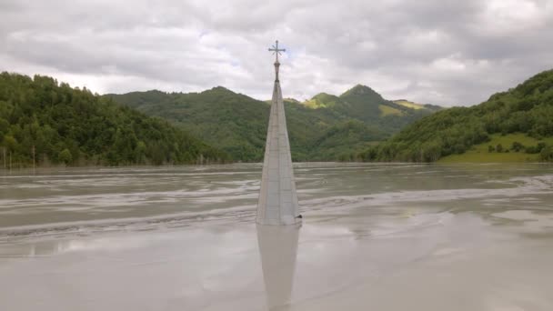 Imágenes Aéreas Iglesia Inundada Geamana Cerca Rosia Montana Rumania Video — Vídeos de Stock