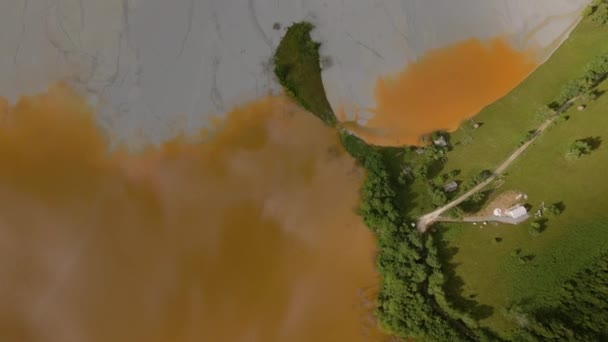 ルーマニアのGeamanaにある工業用デカンティング湖の空中映像 カメラで上を飛んでいる間にドローンからビデオが撮影され 湖の鮮やかな色が明らかになった — ストック動画