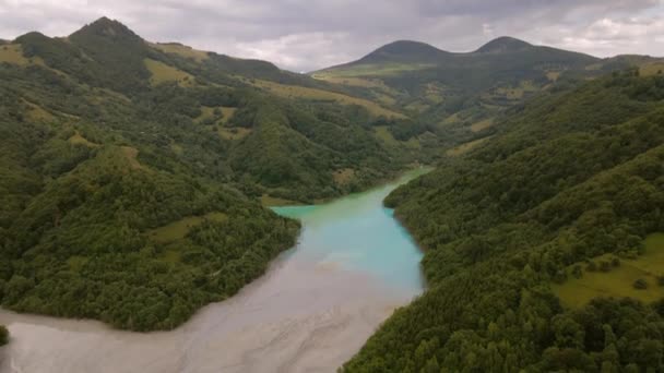 罗马尼亚Geamana工业断陷湖的空中录像 这段视频是由一架无人驾驶飞机在湖面上空拍摄的 它揭示了湖面充满活力的色彩 — 图库视频影像