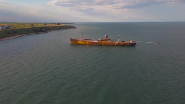 Дронові Кадри Іржавої Корабельної Аварії Чорному Морі Розташовані Поруч Пляжем — стокове відео