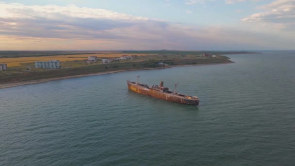 Drone Beelden Van Een Roestig Scheepswrak Aan Zwarte Zee Gelegen — Stockvideo