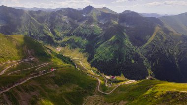 Romanya 'daki ünlü Transfagarasan Yolu' nun insansız hava aracı fotoğrafları. Fotoğraf, virajlı yolun panoramik görüntüsü için yatay eğimli kameralı bir drondan alındı..