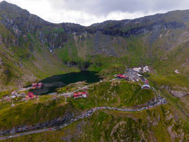 Romanya 'nın Transfagarasan yolundaki Balea Gölü' nün insansız hava aracı fotoğrafları. Fotoğraf, göl manzaralı ve arka planda dağ zirveleri olan yüksek irtifadaki bir drondan çekildi.