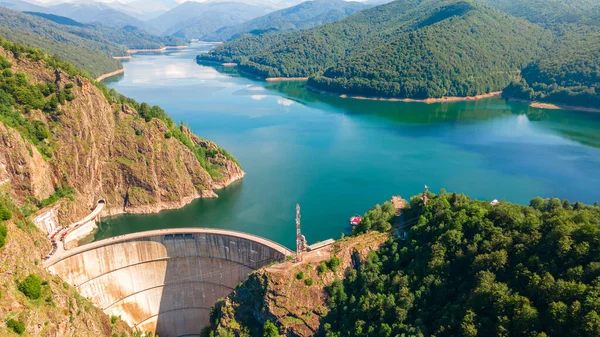 Romanya 'daki Vidraru barajının hava fotoğrafçılığı. Fotoğraf, Vidraru Gölü 'nün yukarısındaki bir kanyondan çekilmiş. Baraj, göl ve arka planda dağlar var..