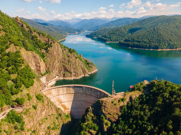 Romanya 'daki Vidraru barajının hava fotoğrafçılığı. Fotoğraf, Vidraru Gölü 'nün yukarısındaki bir kanyondan çekilmiş. Baraj, göl ve arka planda dağlar var..