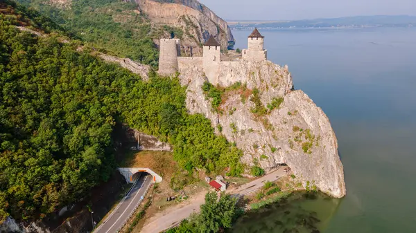 Sırp kıyısındaki Tuna Nehri üzerindeki Golubac ortaçağ kalesinin hava fotoğrafları. Fotoğraf, yüksek irtifadaki bir drondan, panoramik çekim için kamera seviyesiyle çekilmiş..
