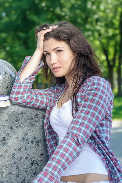 Mujer Dickered en el parque — Foto de Stock