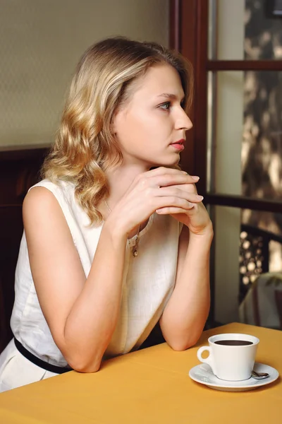 Κοπέλα στο καφενείο με καφέ — Φωτογραφία Αρχείου