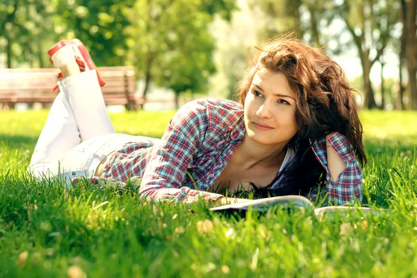 The woman reading a book — Stock Photo, Image