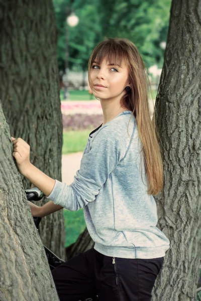 Jeune fille près d'un arbre — Photo