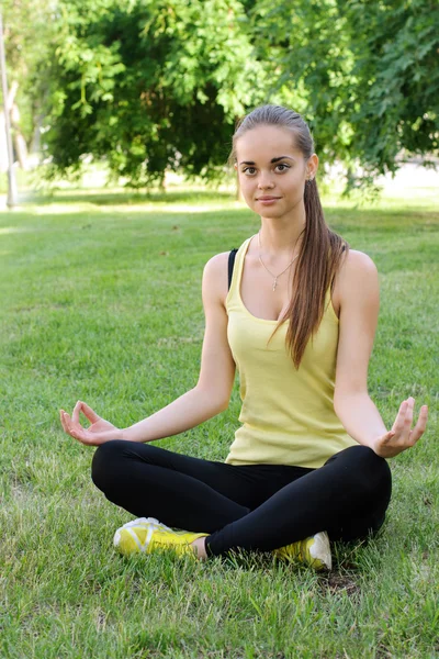 Uma menina executa exercícios de ioga — Fotografia de Stock