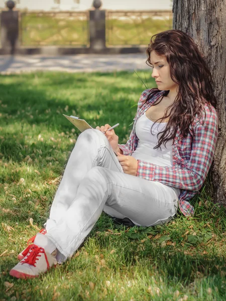 The girl draws sketches — Stock Photo, Image