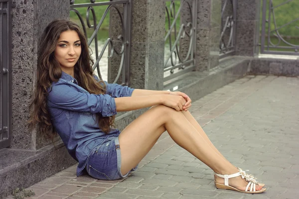 Mulher está à beira-mar — Fotografia de Stock