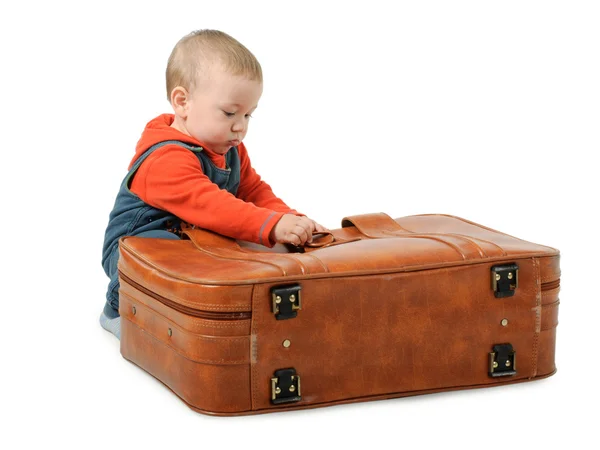 Мальчик собирает багаж — стоковое фото