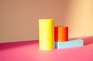Üç boyutlu geometrik şekillere sahip parlak minimalist arka plan: silindirler, dikdörtgen podyum. Mallar için podyum. Seçici odak, metin için boşluk