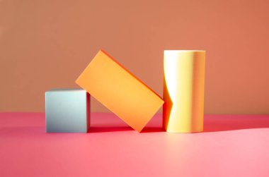 Üç boyutlu geometrik şekilli minimalist soyut arkaplan. Mallar için podyum. Seçici odak, metin için boşluk