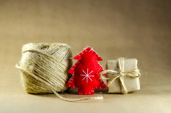 Geschenkdoos Milieuvriendelijke Verpakking Handgemaakte Kerstboom Van Vilt Spoel Van Jutetouw — Stockfoto