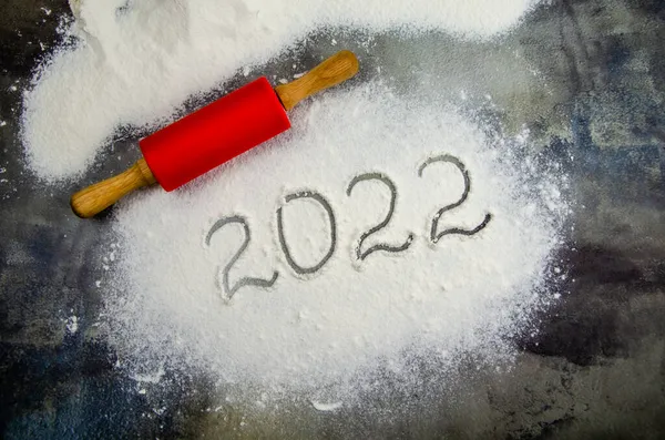2022 Tabelası Unun Üzerine Boyanmış 2022 Yazıtları Siyah Beton Zemin — Stok fotoğraf