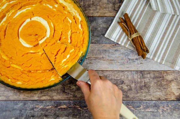 Main Féminine Prend Morceau Coupé Caillé Citrouille Casserole Avec Une — Photo