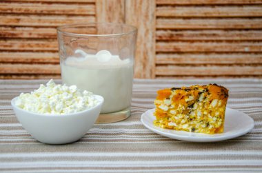 Bir dilim kabak püresi, bir kase ev yapımı süzme peynir ve bir bardak süt. Sağlıklı beslenme kahvaltısı. Ev yapımı pişirme..