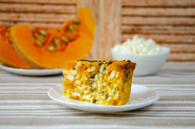 İçinde süzme peynir ve haşhaş tohumu olan kabak güveci. Kırsal hayat. Kabak ezmesi, balkabağı dilimleri ve beyaz kasede ev yapımı süzme peynir..