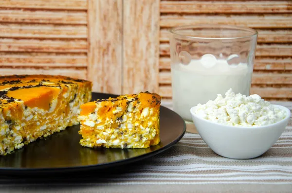 Bir dilim kabak püresi, bir kase ev yapımı süzme peynir ve bir bardak süt. Sağlıklı beslenme kahvaltısı. Ev yapımı pişirme..