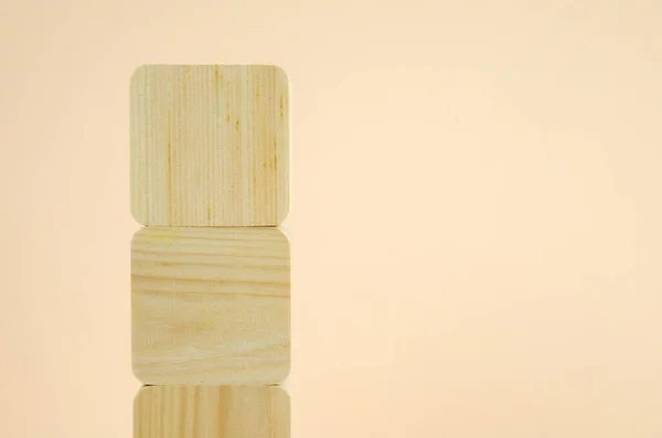 空的木制立方体堆成塔形 一个堆放在另一个塔上 块垂直地排列在米色背景上 增长的概念 设计模板 文字空间 — 图库照片