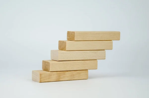 Drewniane Pręty Ułożone Formie Schodów Puste Bloki Drewna Sobie Koncepcja — Zdjęcie stockowe