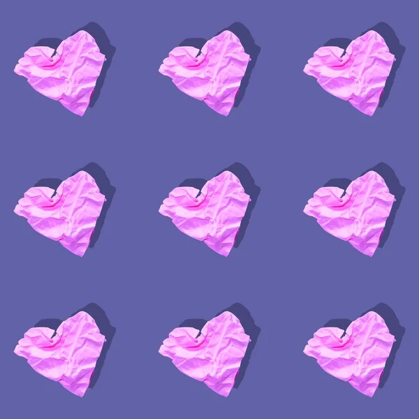 Patrón Corazones Papel Arrugado Sobre Fondo Púrpura Color Del Año — Foto de Stock