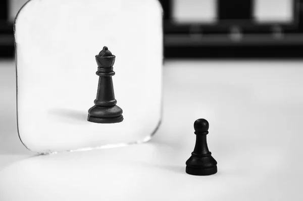 Білий Шаховий Пішак Стоїть Перед Дзеркалом Бачачи Відображення Королеви Концепція — стокове фото