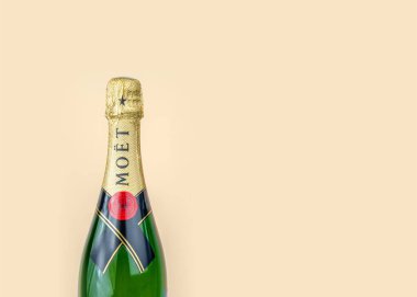Hassas bir bej arka planda bir şişe Moet Chandon şampanyasının yakın plan fotoğrafı. Tatil konsepti. Mesaj için yer var. Novosibirsk, Rusya - 23 Aralık 2021