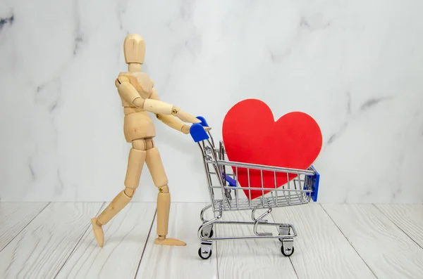 Wooden Figurine Man Shopping Cart Big Red Heart Concept Gift — ストック写真
