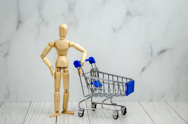 Wooden Human Figure Empty Shopping Basket Concept Shopping Sale Grocery — ストック写真