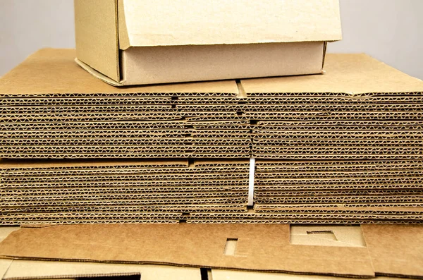 Pudełko Gotowe Pakowania Produktu Stos Składanych Arkuszy Tektury Falistej Stole — Zdjęcie stockowe
