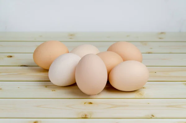 ベージュシェルの鶏の卵のグループは 木製のテーブルの上に横たわっています テキスト用のスペース 新鮮な農産物 健康的な朝食のための成分 イースターの準備 — ストック写真