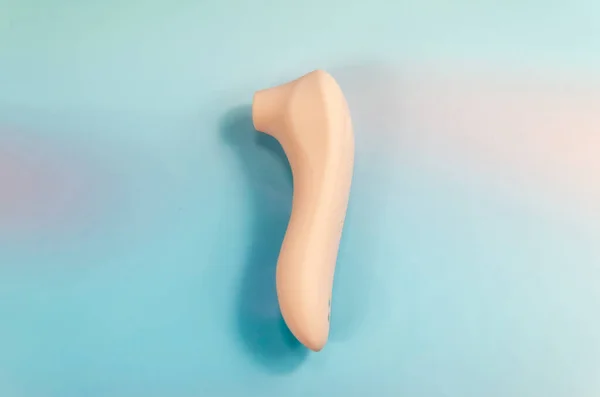 粉色真空波振荡器 用于阴蒂刺激 浅蓝色背景的女性性玩具 性商店的产品 为成年人 案文的篇幅 — 图库照片#