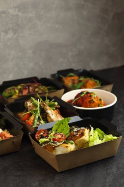 Sağlıklı yemek teslimatı. Siyah arka plandaki diyet için bir dizi yemek. Üst Manzara. Metnin için boş yer.