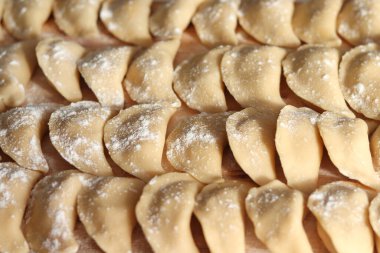 Çiğ köfte ve patates. Tahtadaki hamur tatlısı..